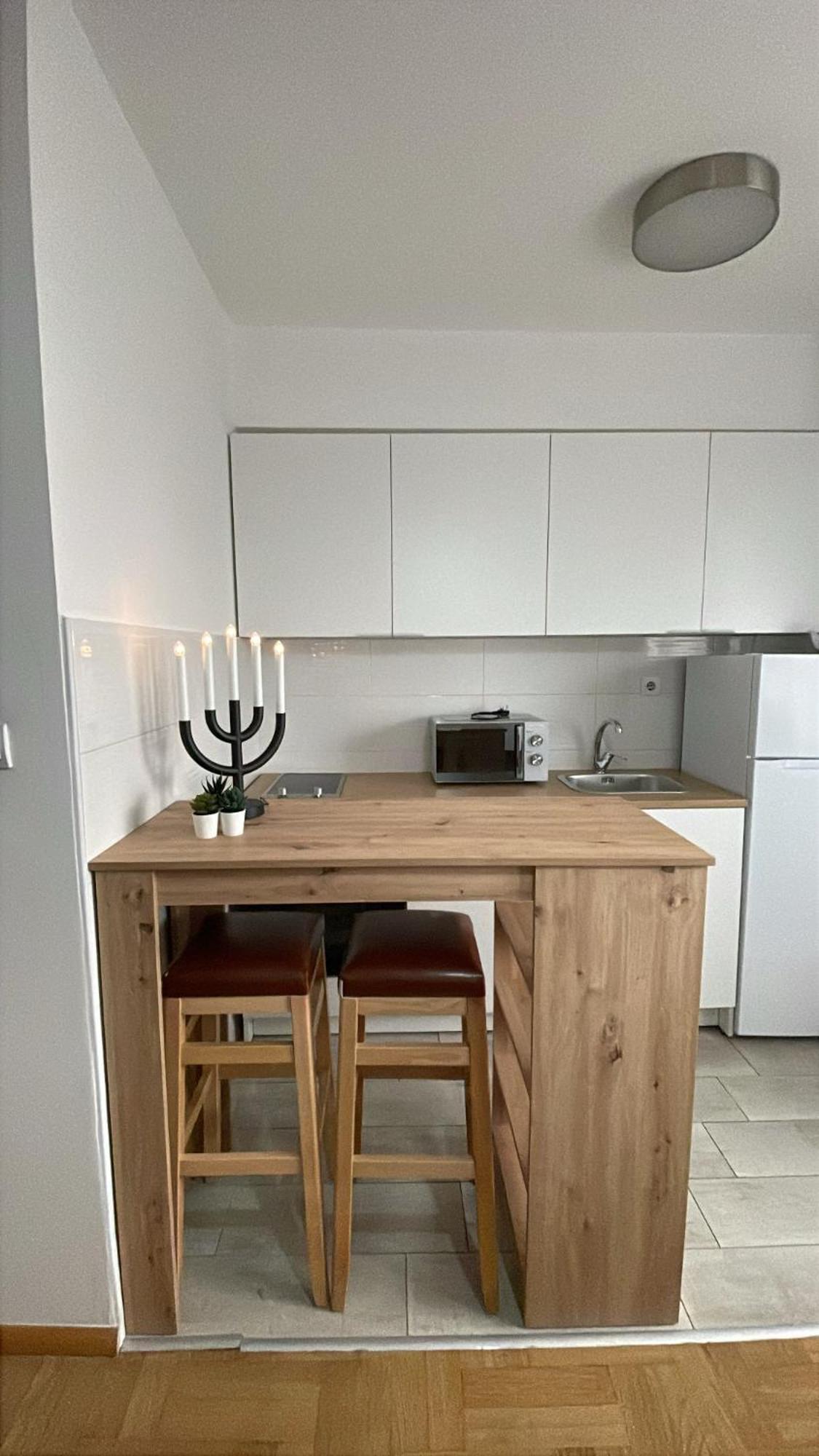 New Luminious Apartment-free Private Parking Apartament *